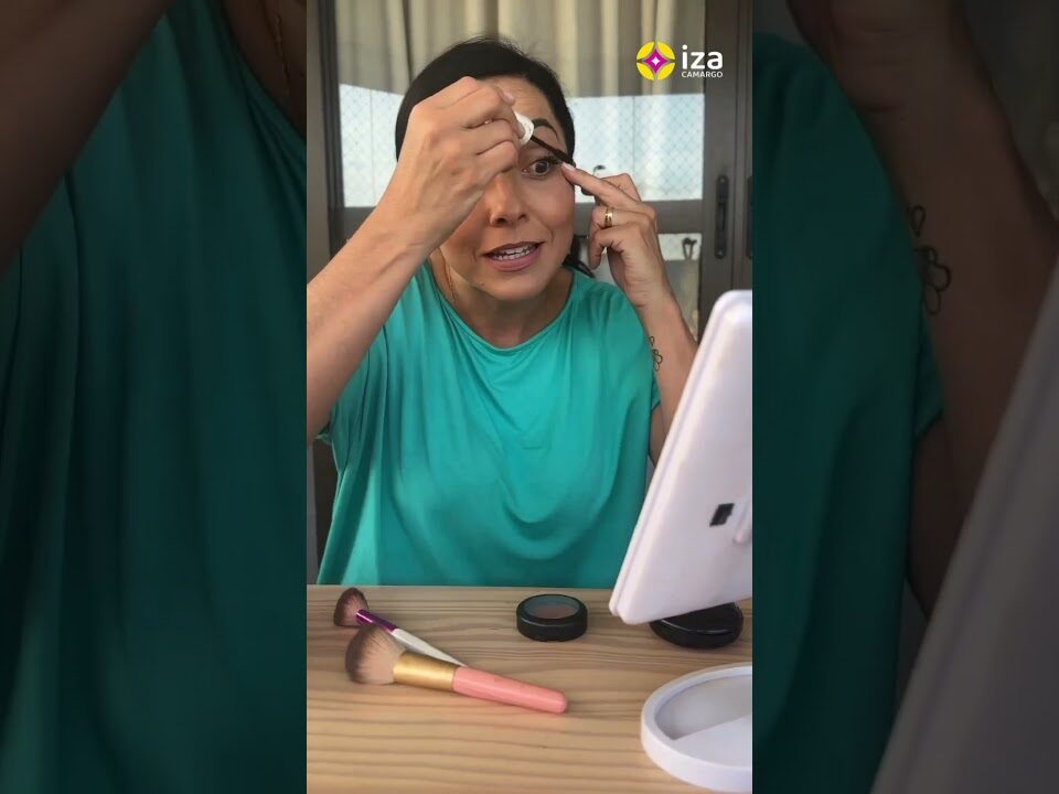 Que a maquiagem seja apenas um recurso para ressaltar nossa beleza e quem nós somos.